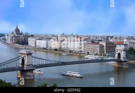 Panorama de Budapest le long du Danube avec pont des chaînes et bâtiment du Parlement Banque D'Images