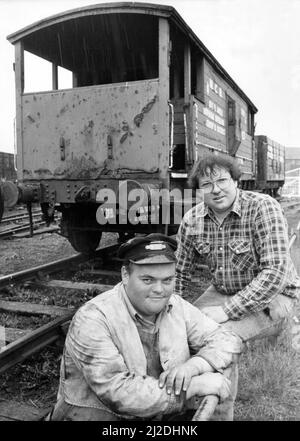 Malcolm Brown est parti, et Gordon Bainbridge, à côté d'un incendie, ont endommagé la camionnette et la trémie des gardes le 30th juin 1985 Banque D'Images