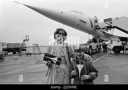 Passagers de la Concorde debout devant un Concorde. 2nd avril 1986. Banque D'Images