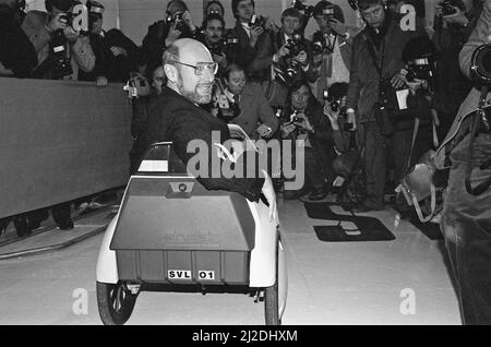 Le nouveau véhicule électrique Sir Clive Sinclair dans son nouveau véhicule électrique, le C5. Sir Clive rencontre la presse photo prise le 10th janvier 1985 Banque D'Images