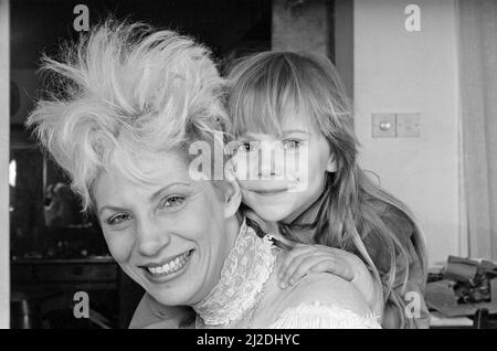 Angie Bowie, (également connue sous le nom d'Angela Bowie) avec sa fille Stacia Larranna Celeste Lipka (née en 1980) photo prise à la maison. Photo prise le 6th mars 1986 Banque D'Images