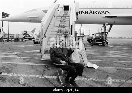 Passagers de la Concorde debout devant un Concorde. 2nd avril 1986. Banque D'Images