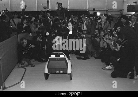 Le nouveau véhicule électrique Sir Clive Sinclair dans son nouveau véhicule électrique, le C5. Sir Clive rencontre la presse photo prise le 10th janvier 1985 Banque D'Images