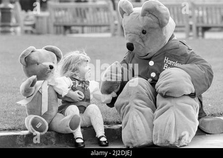 Hamleys Toy Shop, Bull Street, Birmingham, 11th octobre 1985. Hamleys, la plus ancienne et la plus grande boutique de jouets au monde, ouvre un nouveau magasin dans Bull Street (trois étages de l'ancien magasin Debenhams). Notre photo montre Hamleys Bear Out and About à Birmingham. Banque D'Images