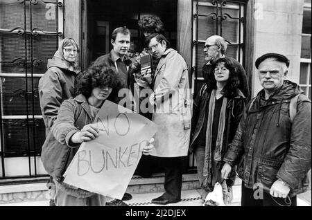 Les manifestants du Bunker nucléaire de Carmarthen arrivent à la réunion du conseil du district de Carmarthen à Llandysul. Helen Hobson détient une affiche de protestation. Janvier 1986. Banque D'Images