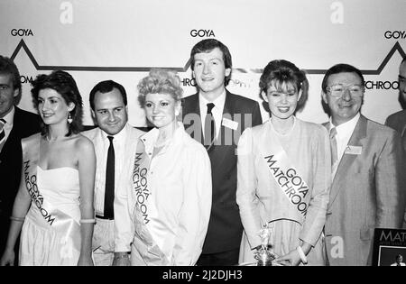 Les joueurs de snooker Steve Davis et Dennis Taylor qui ont récemment contesté la finale classique du championnat du monde de Black ball à Sheffield, assistent à une conférence de presse pour promouvoir le prochain tournoi de trophées de Matchroom 1985. Mai 1985. Banque D'Images