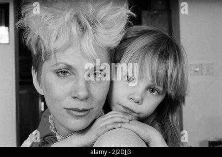 Angie Bowie, (également connue sous le nom d'Angela Bowie) avec sa fille Stacia Larranna Celeste Lipka (née en 1980) photo prise à la maison. Photo prise le 6th mars 1986 Banque D'Images