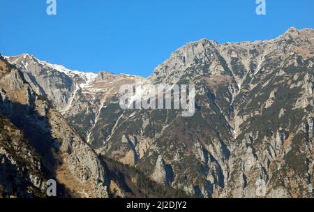 Les montagnes appelées Monte Pasubio dans la région de Vénétie en Italie du Nord et la cabane d'alpin appelée RIFUGIO PAPA Banque D'Images