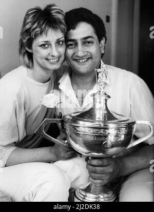 Joe Johnson, champion du monde du nouveau snooker, remporte le trophée avec sa femme Terryll le lendemain de sa victoire surprise sur Steve Davis lors de la finale du Championnat du monde au Crucible Theatre de Sheffield. 6th mai 1986. Banque D'Images