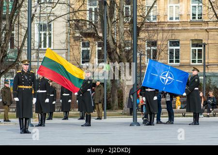 Drapeaux et symboles de l'OTAN, de l'Organisation du Traité de l'Atlantique Nord et de la Lituanie, unité d'intégration des forces de l'OTAN, lors d'une cérémonie avec des soldats Banque D'Images