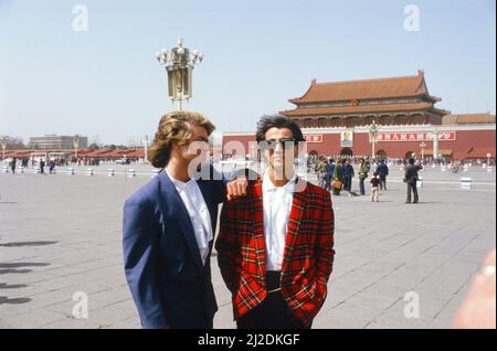 Groupe pop britannique Wham photographié lors de leur visite de 10 jours en Chine, le 1985 avril. George Michael et Andrew Ridgeley photographiés devant le Palais interdit de la place Tienanmen, Pékin. Banque D'Images