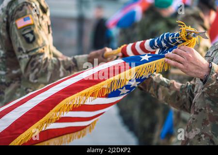 Les soldats du corps des Marines des États-Unis arborent le drapeau américain, les troupes américaines ou de l'armée américaine prêtes pour des exercices ou la guerre Banque D'Images