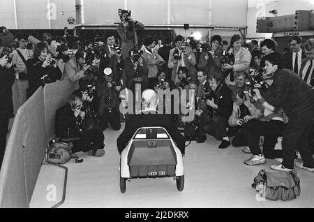 Le nouveau véhicule électrique Sir Clive Sinclair dans son nouveau véhicule électrique, le C5. Sir Clive rencontre la presse photo prise le 10th janvier 1985 Banque D'Images