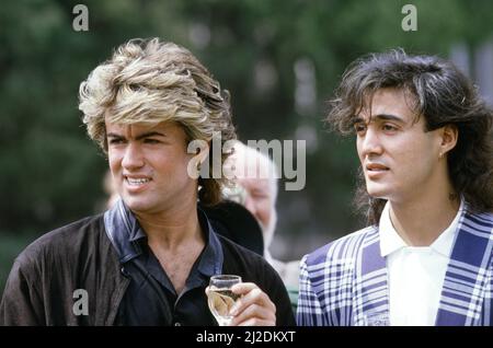 Groupe pop britannique Wham photographié lors de leur visite de 10 jours en Chine, le 1985 avril. George Michael et Andrew Ridgeley pendant le voyage historique. Banque D'Images