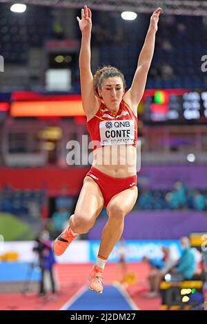 Claudia Conte (ESP) saute 20-1 1/2 (6,13m) dans le saut long de pentathlon pendant les Championnats du monde d'athlétisme en salle, vendredi 18 mars 2022, à Belg Banque D'Images