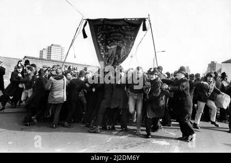 La grève des mineurs nationaux 1985 Une marche pacifique en frappant des mineurs à Wearmouth se transforme en violence du 5 mars 1985 vers Banque D'Images