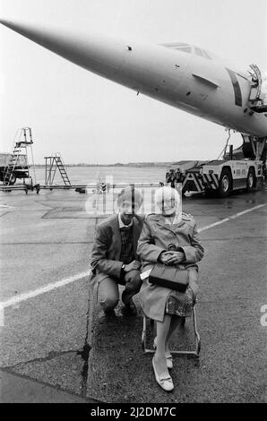 Passagers de la Concorde debout devant un Concorde. 2nd avril 1986. Banque D'Images