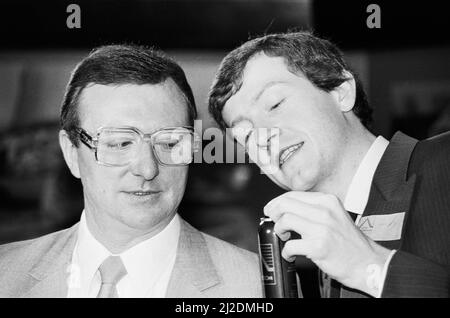 Les joueurs de snooker Steve Davis et Dennis Taylor qui ont récemment contesté la finale classique du championnat du monde de Black ball à Sheffield, assistent à une conférence de presse pour promouvoir le prochain tournoi de trophées de Matchroom 1985. Mai 1985. Banque D'Images