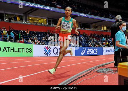 Gudaf Tsegay (ETH) remporte les 1 500m femmes en 3:57,19during les Championnats du monde d'athlétisme en salle, samedi 19 mars 2022, à Belgrade, Serbie. (J Banque D'Images