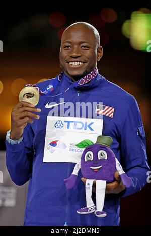 Grant Holloway (USA) pose avec la médaille d'or après avoir remporté les 60m haies en 7,39 lors des Championnats du monde d'athlétisme en salle, dimanche 20 mars 2022 Banque D'Images