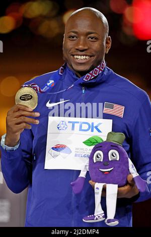 Grant Holloway (USA) pose avec la médaille d'or après avoir remporté les 60m haies en 7,39 lors des Championnats du monde d'athlétisme en salle, dimanche 20 mars 2022 Banque D'Images