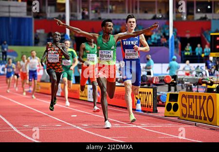 Samuel Tefera (ETH) célèbre après avoir vaincu Jakob Ingebrigtsen (NOR) pour gagner the1 500m dans un record de championnat 3:32,77 pendant le World Athletics I Banque D'Images