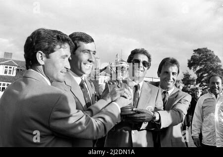 Le tournoi Ryder Cup s'est tenu du 13th au 15th septembre 1985 au Brabazon course du Beffroi à Wishaw, Warwickshire.Team Europe a remporté le concours de 16,5 à 11,5 points, marquant leur première victoire dans le tournoi et mettant fin à 28 ans de domination américaine. Célébrations pour les golfeurs espagnols (gauche-droite) Manuel Pinero, Severiano Ballesteros, Jose-Maria Canizares et Jose Rivero, 15th septembre 1985. Banque D'Images