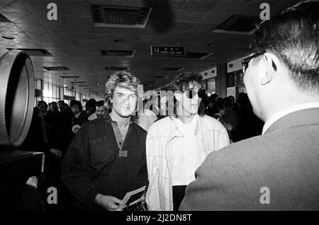 George Michael et Andrew Ridgeley du groupe pop britannique Wham ! Photo de leur visite de 10 jours en Chine, le 1985 avril. Banque D'Images