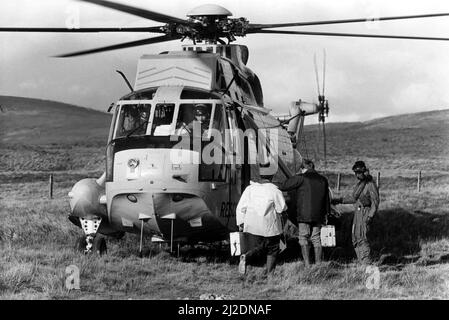 Un hélicoptère de recherche et de sauvetage de la RAF, Westland Sea King, emportant des policiers sur un lieu d'accident. Deux avions Jaguar de la RAF, de la RAF Coltimail, avaient percuté en plein air lors d'un vol à basse altitude au-dessus de Cumbria. L'un des pilotes a été tué alors que l'autre a survécu à l'accident. 07/10/1985 Banque D'Images