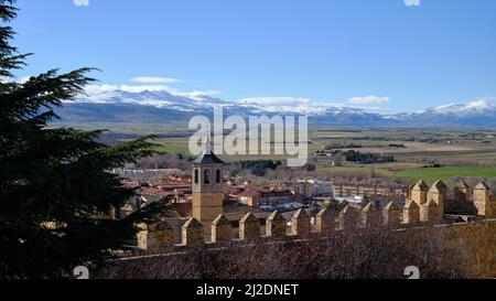 Vue depuis les murs médiévaux d'Avila, en Espagne. Parroquia de Santiago Apóstol et le parc régional de la Sierra de Gredos enneigé sont vus. Banque D'Images