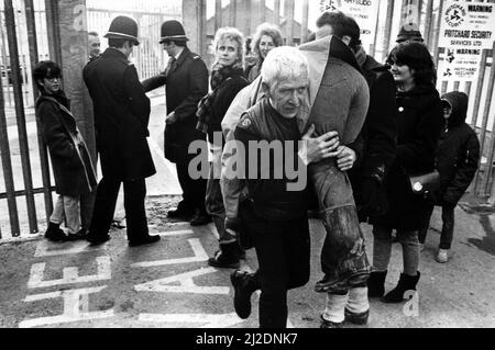 Les forces de sécurité lèvent l'un des manifestants pour la paix et les retirent du conseil lors des manifestations des bunkers nucléaires de Carmarthen. Janvier 1986. Banque D'Images