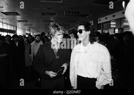 George Michael et Andrew Ridgeley du groupe pop britannique Wham ! Photo de leur visite de 10 jours en Chine, le 1985 avril. Banque D'Images