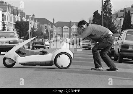 15 Pierre Roy Stuart d'Ilford, Essex, propriétaire d'un C5, ne peut obtenir que six milles de son en raison de sa taille. Photo prise le 10th mars 1985 Banque D'Images