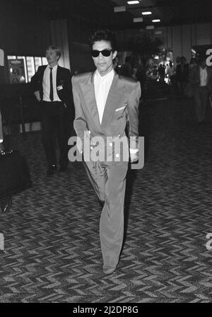 Prince, chanteur américain, à l'aéroport de Londres Heathrow, en partant pour les pays-Bas, après avoir terminé trois concerts, à Wembley Arena, la première étape de son défilé Tour, photo 15th août 1986. Banque D'Images