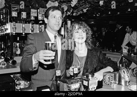 Les stars d'EastEnders Leslie Grantham et Susan Tully assistent à l'ouverture de la discothèque Paradise Lost, Watford. 15th novembre 1985. Banque D'Images