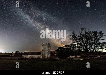Whitcombe, Dorset, Royaume-Uni. 1st avril 2022. Météo Royaume-Uni. La voie lactée brille dans le ciel froid et clair de nuit au-dessus de l'église historique de Whitcombe près de Dorchester dans Dorset. Crédit photo : Graham Hunt/Alamy Live News Banque D'Images