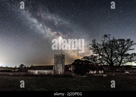 Whitcombe, Dorset, Royaume-Uni. 1st avril 2022. Météo Royaume-Uni. La voie lactée brille dans le ciel froid et clair de nuit au-dessus de l'église historique de Whitcombe près de Dorchester dans Dorset. Crédit photo : Graham Hunt/Alamy Live News Banque D'Images