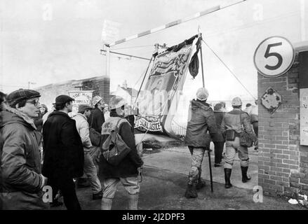 La grève des mineurs nationaux 1985 Une marche pacifique en frappant les mineurs la mine de charbon Westoe 5 mars 1985 - les mineurs entrent dans la mine de charbon Westoe Banque D'Images