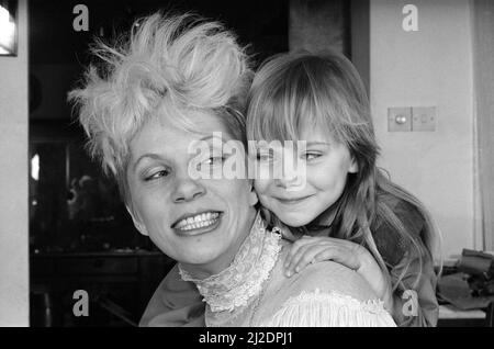 Angie Bowie, (également connue sous le nom d'Angela Bowie) avec sa fille Stacia Larranna Celeste Lipka (née en 1980) photo prise à la maison. Photo prise le 6th mars 1986 Banque D'Images