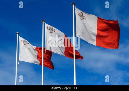 Floriana, Malte - novembre 26th 2018 : le drapeau national de Malte survolant le Mémorial de la guerre à Floriana. Banque D'Images