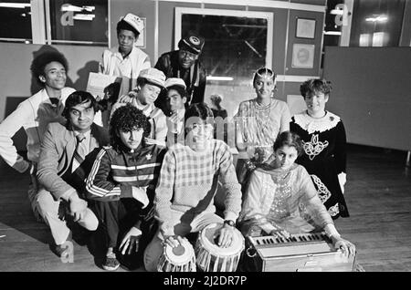 La musique et la danse du monde entier ont fait partie d'une soirée de divertissement multiculturel au projet communautaire Triangle de la Huddersfield Co-op. Sur la photo, certains des habitants de la région de Huddersfield ont présenté des divertissements traditionnels et modernes de différentes cultures représentées dans la ville. La performance comprenait la propre mutinerie du projet Triangle sur le groupe de danse Dance Floor break, la danse irlandaise de Helen Masih et des chansons asiatiques en hindi et en pendjabi de Ravinder Singh. Des chansons écossaises ont été interprétées par Mary Johnston et du jazz par Shaun carter. Des chansons du Pendjabi ont été interprétées Banque D'Images