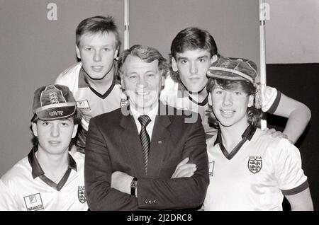 Bobby Robson responsable de l'Angleterre avec plusieurs jeunes joueurs de l'angleterre février 1986 Banque D'Images