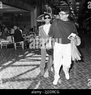 Prince, chanteur américain, à l'aéroport de Londres Heathrow, en partant pour les pays-Bas, après avoir terminé trois concerts, à Wembley Arena, la première étape de son défilé Tour, photo 15th août 1986. Banque D'Images