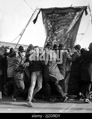 La grève des mineurs nationaux 1985 Une marche pacifique en frappant des mineurs à Wearmouth se transforme en violence du 5 mars 1985 vers Banque D'Images