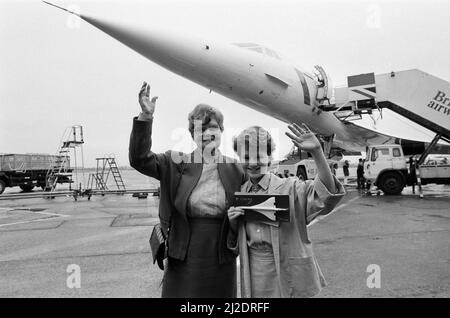 Passagers de la Concorde debout devant un Concorde. 2nd avril 1986. Banque D'Images