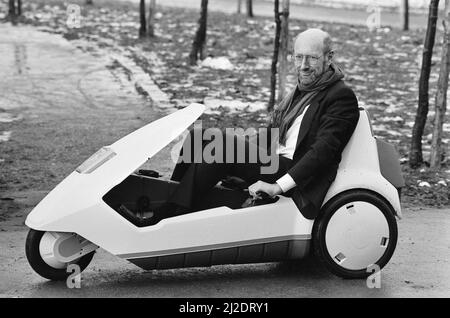 Le nouveau véhicule électrique Sir Clive Sinclair dans son nouveau véhicule électrique, le C5. Sir Clive rencontre la presse photo prise le 10th janvier 1985 Banque D'Images