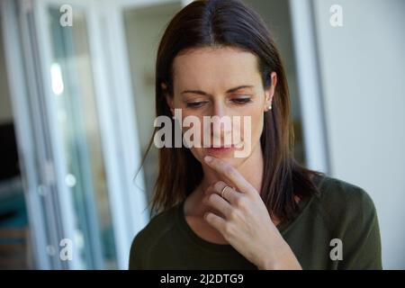 Je sais que c'est quelque chose que j'oublie Photo courte d'une belle femme à la maison. Banque D'Images