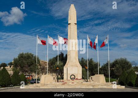 Floriana, Malte - novembre 26th 2018 : l'Obélisque, les flammes éternelles et les drapeaux maltais au Mémorial de la guerre de Floriana. Banque D'Images