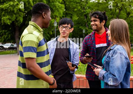 Communication sans frontières entre étudiants multiethniques joyeux Banque D'Images