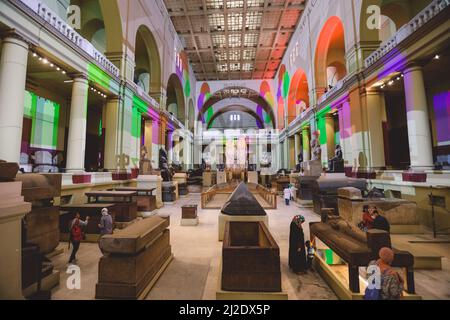 Intérieur vue sur les expositions et l'intérieur du Musée égyptien du Caire, le plus ancien musée archéologique du Moyen-Orient Banque D'Images